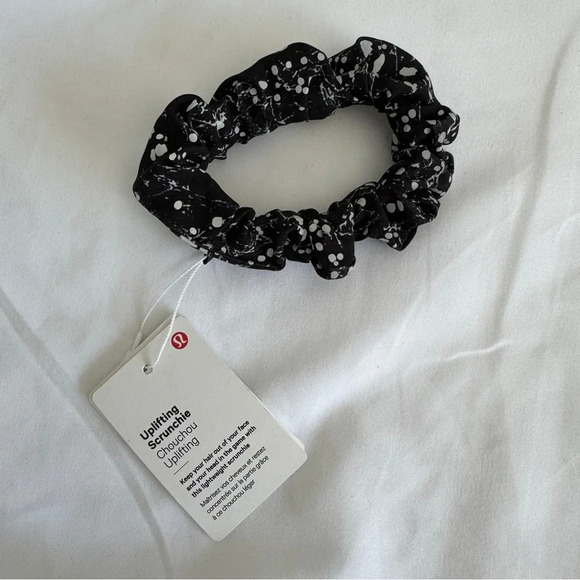 🆕⭐️ Lululemon Uplifting Scrunchie Reflective Crinkle Dust Alpine White - Picture 1 of 6